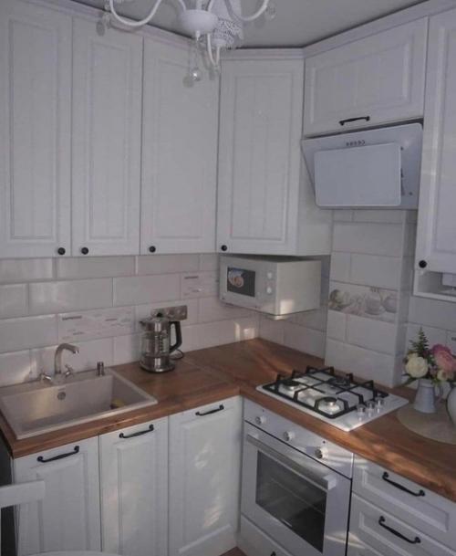 План и дизайн светлой, небольшой спальной комнаты. 04