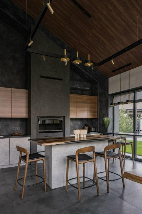 Уют, баланс и внимание к деталям - так можно описать этот проект, который начался с небольшой бани и со временем вырос в полноценный семейный дом. 02