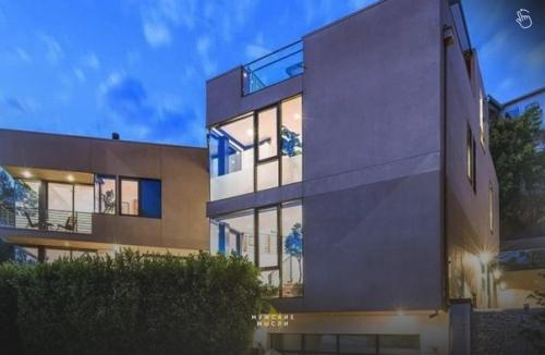 Универсальный солдат со своей молодой супругой купили новый дом. 02