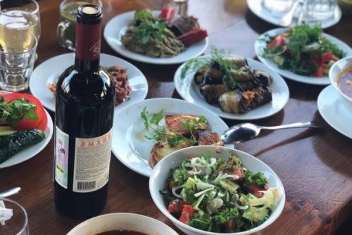 На набережной махаджиров находится символ города сухум - ресторан Нартаа, в котором подают блюда национальной абхазской кухни. 02