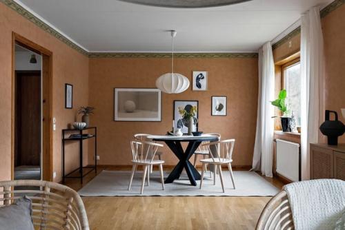 Терракотовые стены и мебель Ikea: скандинавская квартира в старом доме в Швеции. 05