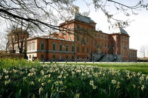 Замок раккониджи расположен в местечке раккониджи близ кунео, что неподалеку от Турина (около 30 км к югу. 01