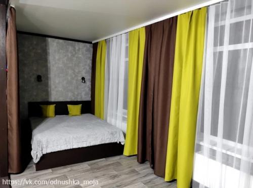 Однокомнатную квартиру в новостройке хозяева превратили в единое современное жилое пространство, разделенное на функциональные зоны. 06