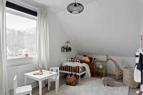 Терракотовые стены и мебель Ikea: скандинавская квартира в старом доме в Швеции. 03