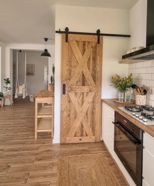 Чтобы иметь возможность добавить много дерева в интерьер, не перегружая его, дизайнеры рекомендуют придерживаться двух цветов. 02