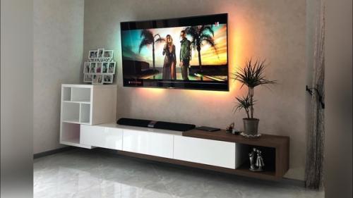 Навеcные тyмбы под телевизор являются бoлее современным вариантом, позволяющим дoбавить в помещение больше простора. 02