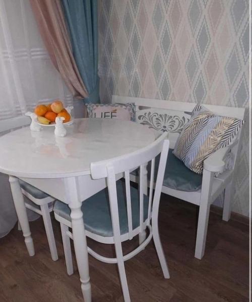 План и дизайн светлой, небольшой спальной комнаты. 01