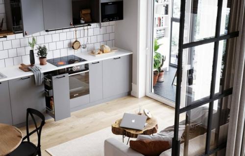 Интерьер кухни - гостиной, наполненный воздухом и светом. 01