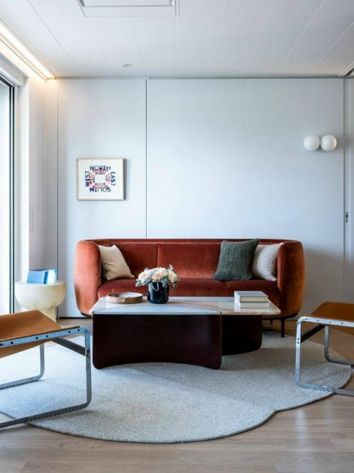 Эти яркие апартаменты находятся прямо на борту круизного лайнера и отсылают к эстетике морских судов середины XX века.  