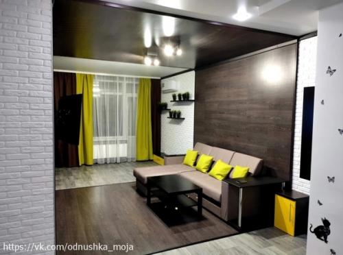 Однокомнатную квартиру в новостройке хозяева превратили в единое современное жилое пространство, разделенное на функциональные зоны. 01