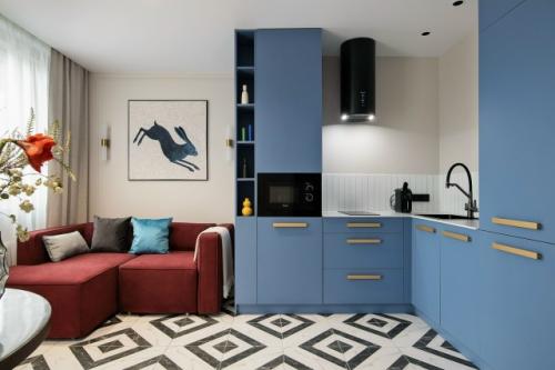 Красочный интерьер однокомнатной квартиры 45 м 2 в историческом районе Калининграда.  