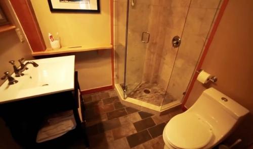 В случае если вам кажется, что этот уютный дом взят со страниц Спящей Красавицы или гензеля и Гретель, то вы недалеки от истины. 04