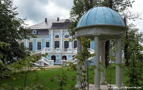 Виктор кулаков, человек, который восстановил усадьбу Хмелита и в течение тридцати лет был ее директором. 06