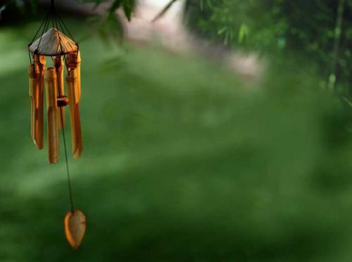 Музыкой ветра называют воздушные колокольчики, подвешенные вертикально, трубочки, которые при порыве ветра способны издавать мелодичные звуки. 02