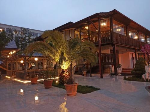 На набережной махаджиров находится символ города сухум - ресторан Нартаа, в котором подают блюда национальной абхазской кухни. 03