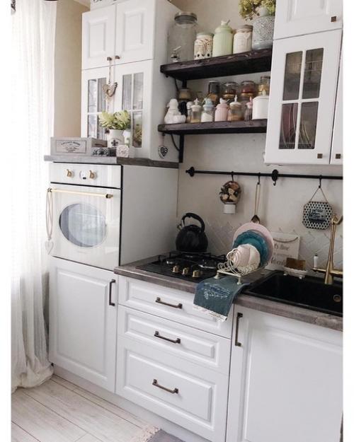 Маленькая уютная кухня площадью 5, 3 кв. 01