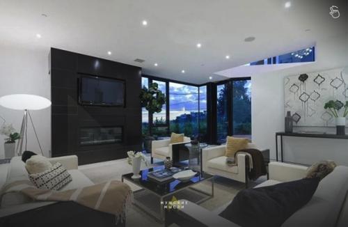 Универсальный солдат со своей молодой супругой купили новый дом. 03