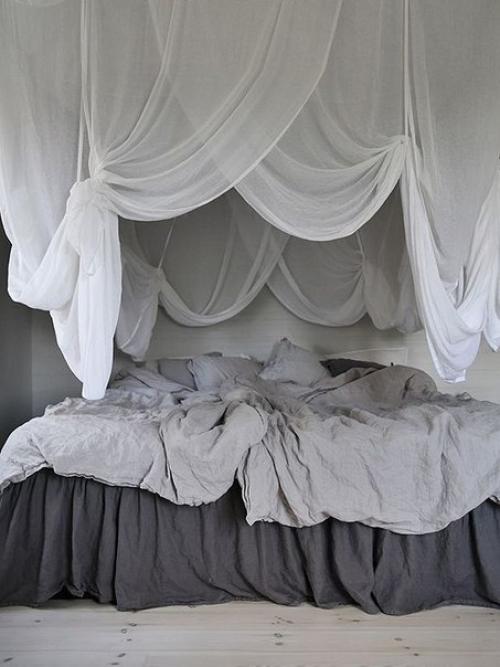 Особую атмосферу в спальне может создать балдахин. 04