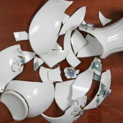 Гаражная распродажа.
Любочка расхаживала туда-сюда по домику и недовольно шикала на кошек.  