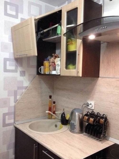 Даже самая бюджетная кухня может быть комфортной и функциональной, если продумать все до мелочей. 01