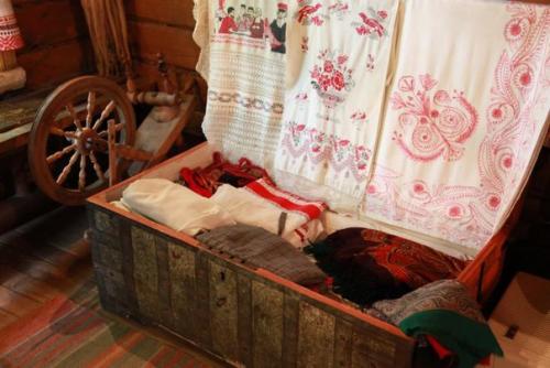 История сундука.   Слова Сундук и ларь вызывают ассоциации с запахом нафталина, экспонатами краеведческого музея или театральным реквизитом. 04