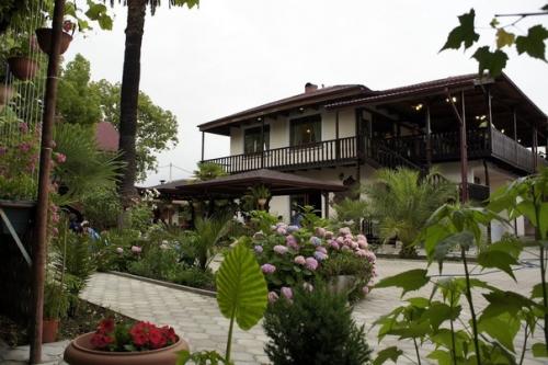 На набережной махаджиров находится символ города сухум - ресторан Нартаа, в котором подают блюда национальной абхазской кухни. 01