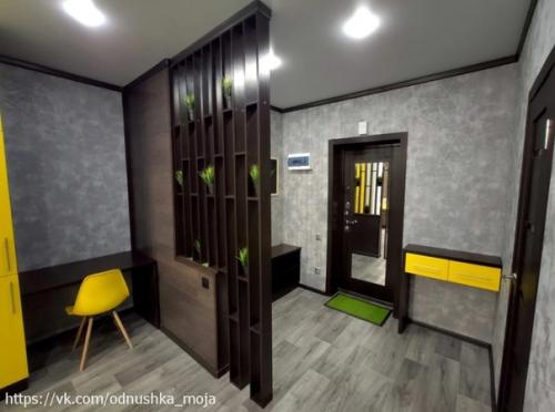 Однокомнатную квартиру в новостройке хозяева превратили в единое современное жилое пространство, разделенное на функциональные зоны. 05