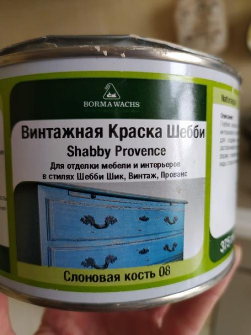 Уже не первый раз девочки обновляют свои старые двери. 01