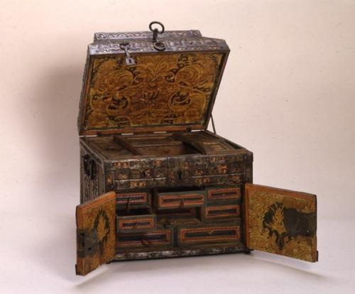 История сундука.   Слова Сундук и ларь вызывают ассоциации с запахом нафталина, экспонатами краеведческого музея или театральным реквизитом. 07