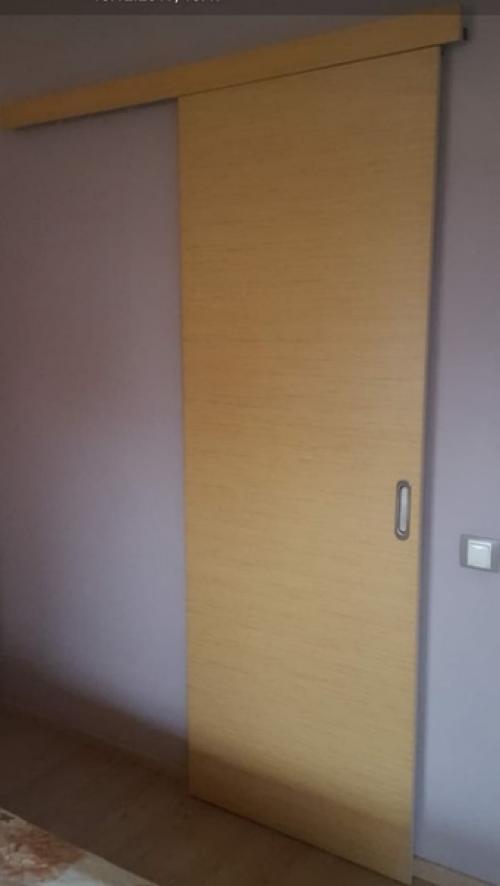 Уже не первый раз девочки обновляют свои старые двери. 02