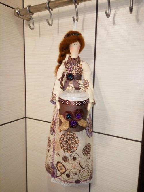 Феи красоты, куколки для хранения ватных дисков и палочек в интерьерах хозяек. 04