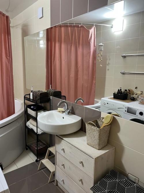 Натуральные материалы и спокойная цветовая гамма прекрасны везде, а в ванной - особенно. 02