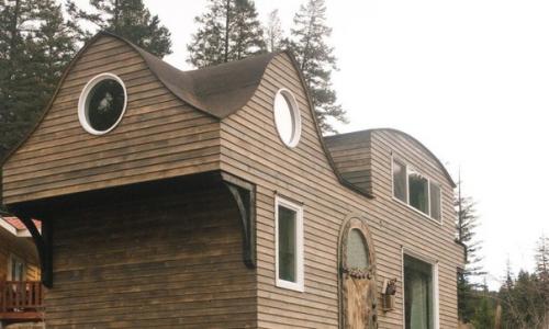 Когда Роберт и бэт сели за проектирование их первого крошечного дома, они хотели создать интересное пространство внутри и уникальную крышу снаружи. 07