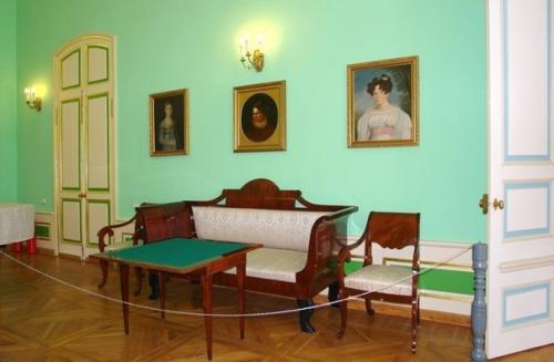 Виктор кулаков, человек, который восстановил усадьбу Хмелита и в течение тридцати лет был ее директором. 04