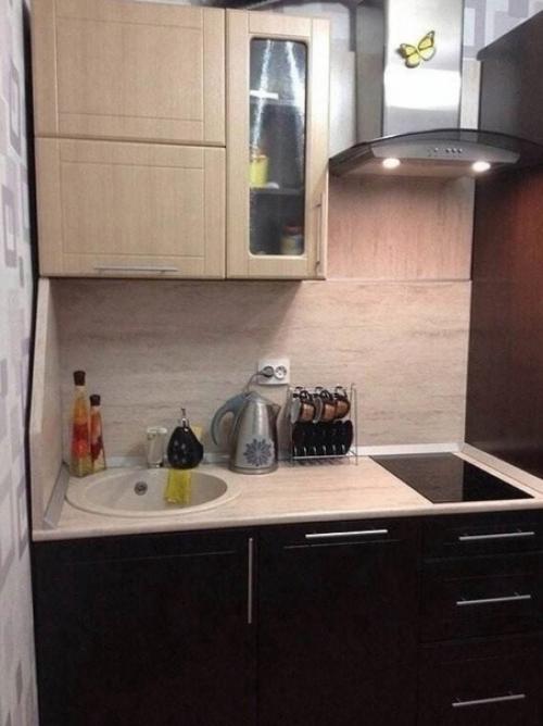 Даже самая бюджетная кухня может быть комфортной и функциональной, если продумать все до мелочей. 03