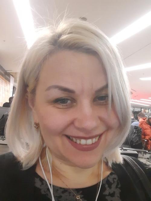 Скажите как ее зовут? 05