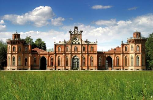 Замок раккониджи расположен в местечке раккониджи близ кунео, что неподалеку от Турина (около 30 км к югу.