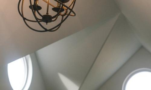 Когда Роберт и бэт сели за проектирование их первого крошечного дома, они хотели создать интересное пространство внутри и уникальную крышу снаружи. 02