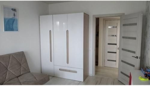 Светлый интерьер новой квартиры в стиле минимализм. 05