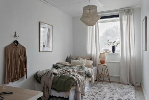 Терракотовые стены и мебель Ikea: скандинавская квартира в старом доме в Швеции. 06