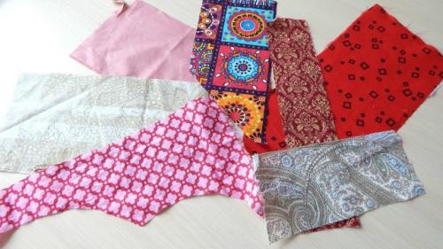 В случае если собрать покрывало только из красных лоскутов - получится слишком ярко, даже немного агрессивно для интерьера. 02