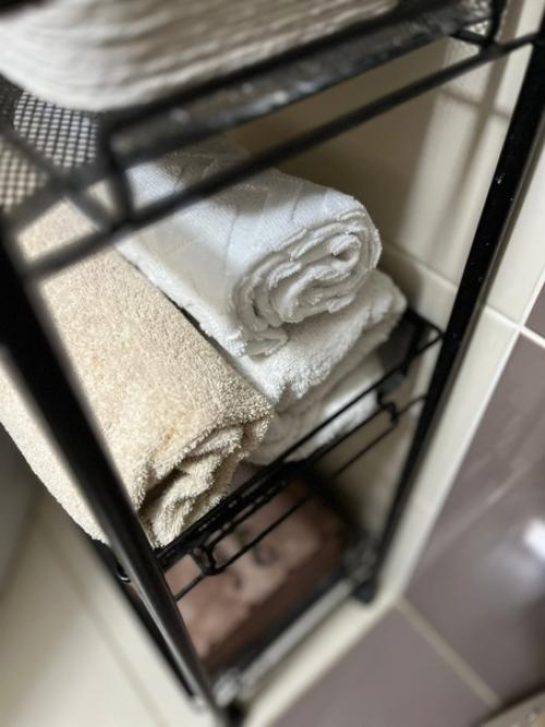 Натуральные материалы и спокойная цветовая гамма прекрасны везде, а в ванной - особенно. 04