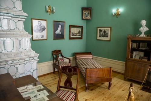 Виктор кулаков, человек, который восстановил усадьбу Хмелита и в течение тридцати лет был ее директором. 05