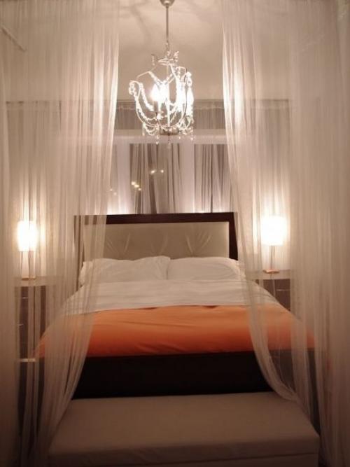 Особую атмосферу в спальне может создать балдахин. 01