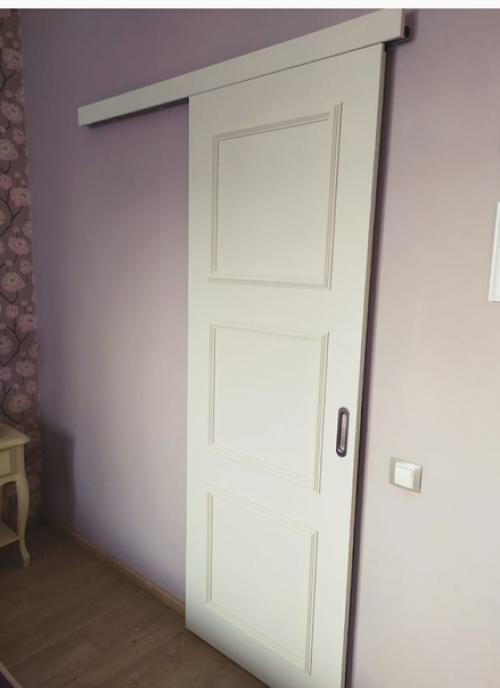 Уже не первый раз девочки обновляют свои старые двери. 03