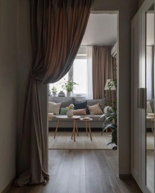 Квартира - студия, где удалось разместить зону отдыха, кухню - столовую, системы хранения для одежды. 02