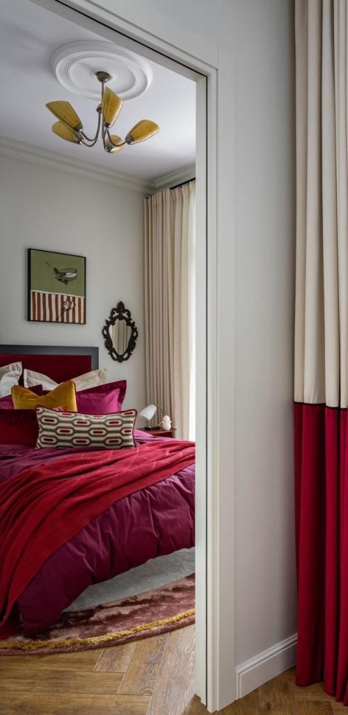 Яркая квартира с характером: дизайнер объединила вишнёвые и горчичные оттенки, винтажные формы и современные решения. 02