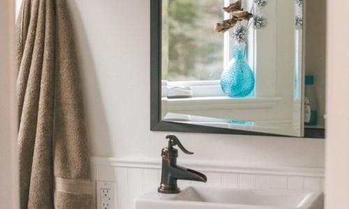 Когда Роберт и бэт сели за проектирование их первого крошечного дома, они хотели создать интересное пространство внутри и уникальную крышу снаружи. 01