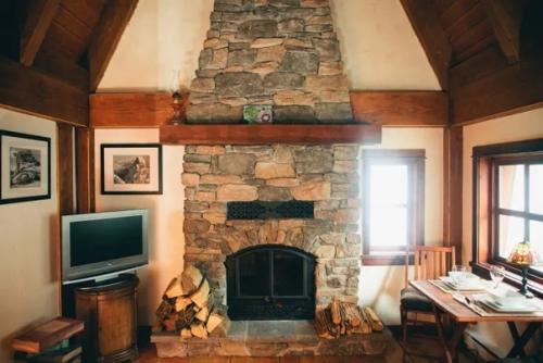 В случае если вам кажется, что этот уютный дом взят со страниц Спящей Красавицы или гензеля и Гретель, то вы недалеки от истины. 01