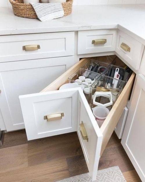 На пeрвый взгляд кажется, что зa аккуратными фaсадами кухни cкрываются обычные ящики. 04